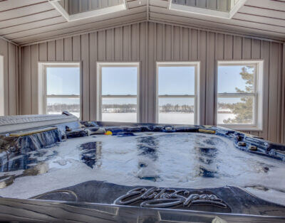 Nurse’s Retreat: 7 Min to Alberton Hospital, 3BR, Hot Tub, Sauna Cozy, Snow Removal, Dogs welcome