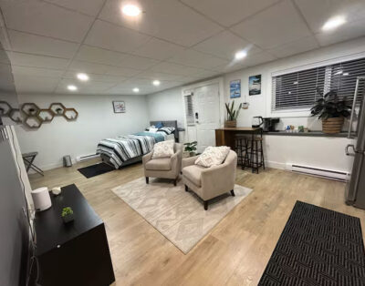 Cozy bachelor suite with ensuite kitchen – 15 minutes Drive to VGH