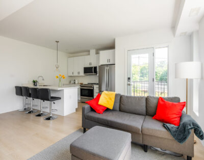 Spacious 2 Bedroom Close to Transit / Beach