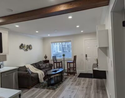 1 Bedroom w/ King Bed, Queen sofabed +full kitchen