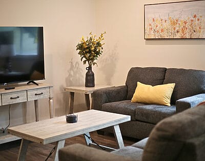 Quiet 2 Bdrm Private Guest Suite in Black Mountain