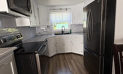 Walking distance to Western Hospital & Maplewood Manor
