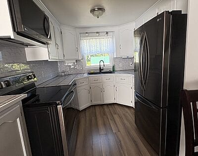 Walking distance to Western Hospital & Maplewood Manor