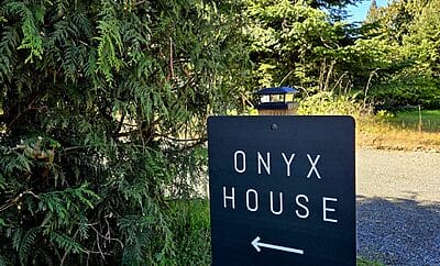 All-inclusive 2 bed/1 bath with additional sofa bed carriage house