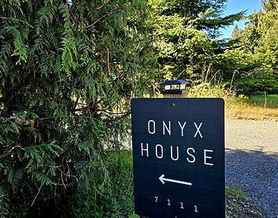All-inclusive 2 bed/1 bath with additional sofa bed carriage house