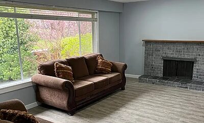 1 Bedroom in a spacious home 5 min walk to Peace Arch Hospital