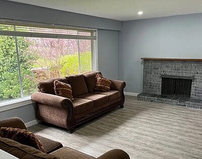 1 Bedroom in a spacious home 5 min walk to Peace Arch Hospital
