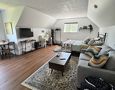 Bright, Fully-furnished and Newly Rennovated Studio Suite in Central Saanich