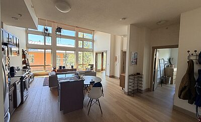 Furnished Top-Floor Loft w/ Private Balcony, 10 min to Royal Jubilee
