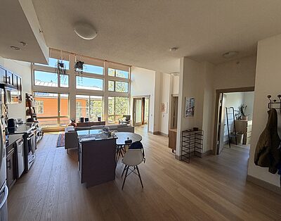 Furnished Top-Floor Loft w/ Private Balcony, 10 min to Royal Jubilee