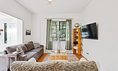 Bright 2 bdrm Independent apt on Country Estate