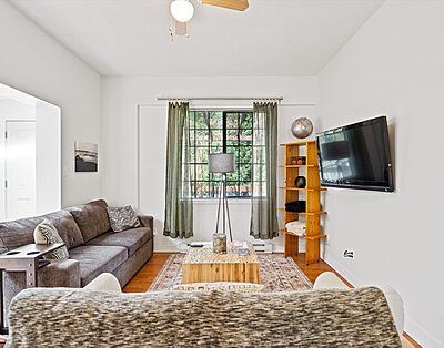Bright 2 bdrm Independent apt on Country Estate