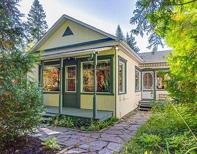 Charming Laurentian Cottage by Lakes & Trails